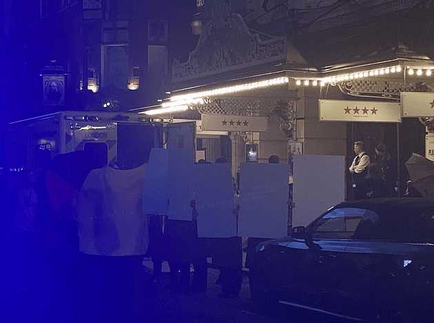“甘道夫”演员失足坠台!痛到大声求救 伤势不详引粉丝忧心不已