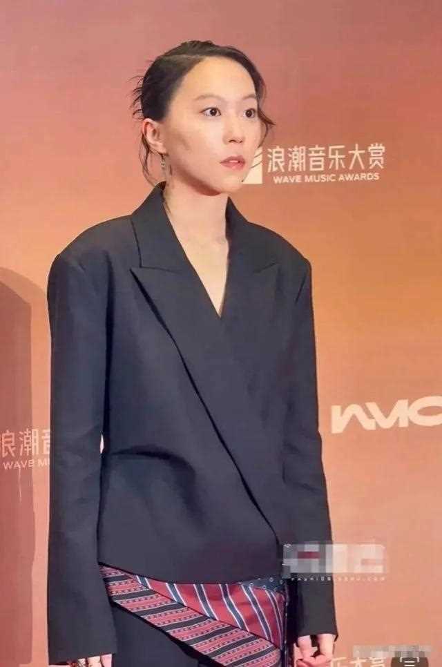 跨越时空的母女镜像 窦靖童盘发造型梦回20年前的王菲
