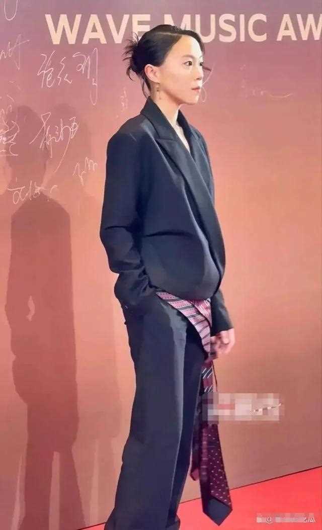 跨越时空的母女镜像 窦靖童盘发造型梦回20年前的王菲