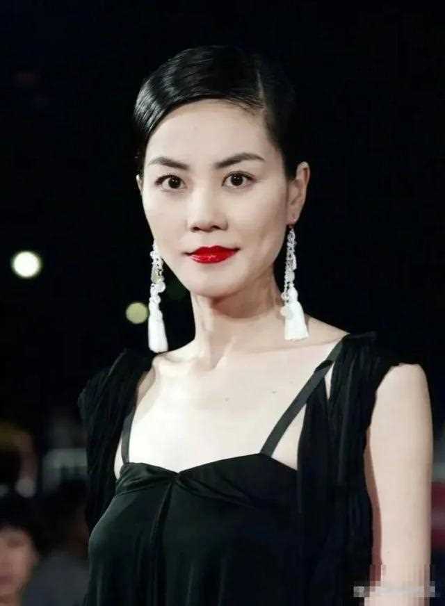 跨越时空的母女镜像 窦靖童盘发造型梦回20年前的王菲