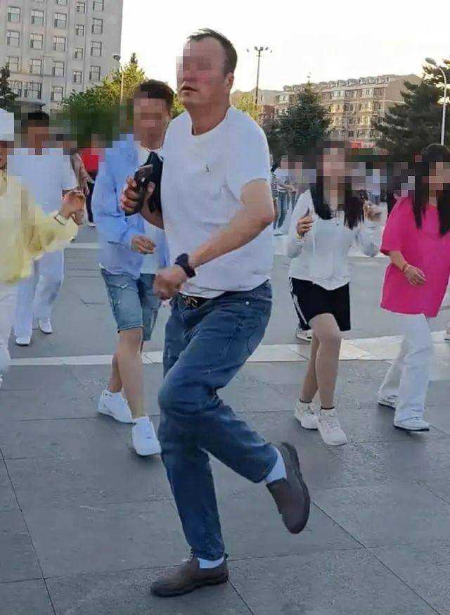 网红夹包哥遇害因跳舞时和嫌犯对视 警方通报系酒后行凶