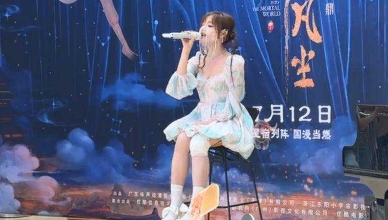 歌手黄霄雲出车祸面部腿部受伤 带伤演出惹粉丝心疼