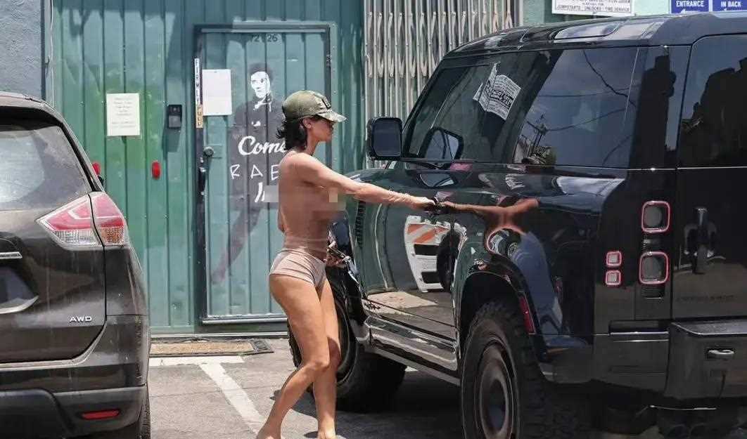 歌手侃爷的妻子或因穿着暴露入狱 穿衣自由≠衣不蔽体