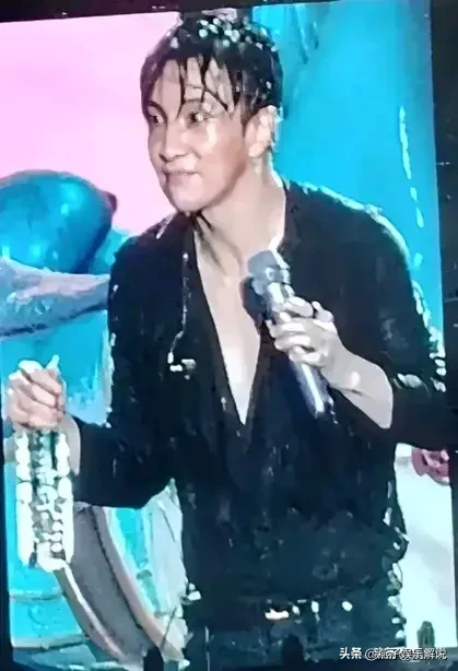 薛之谦演唱会遇暴雨全身淋湿
