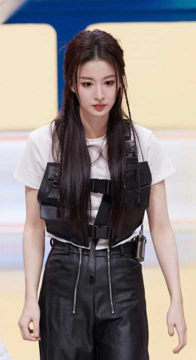 王楚然素颜坐飞机被审判 大明星秒变普女,网友直呼认不出