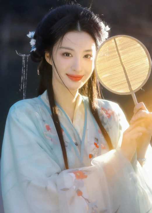 王楚然素颜坐飞机被审判 大明星秒变普女,网友直呼认不出