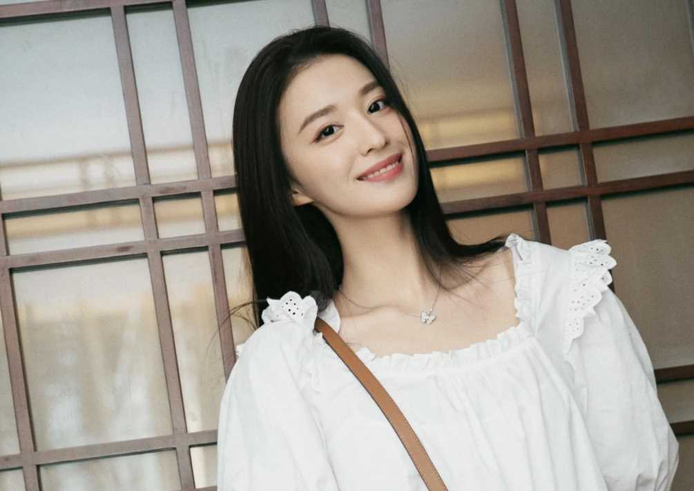 王楚然素颜坐飞机被审判 大明星秒变普女,网友直呼认不出