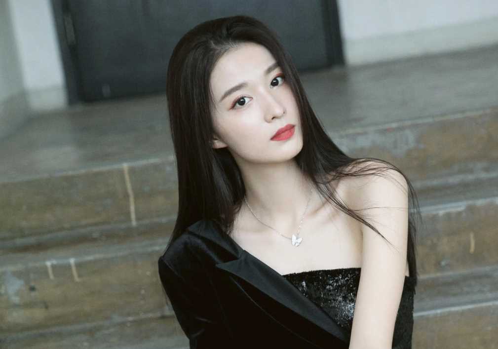 王楚然素颜坐飞机被审判 大明星秒变普女,网友直呼认不出