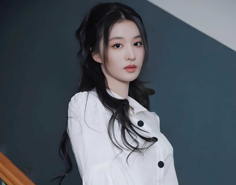 王楚然素颜坐飞机被审判 大明星秒变普女,网友直呼认不出