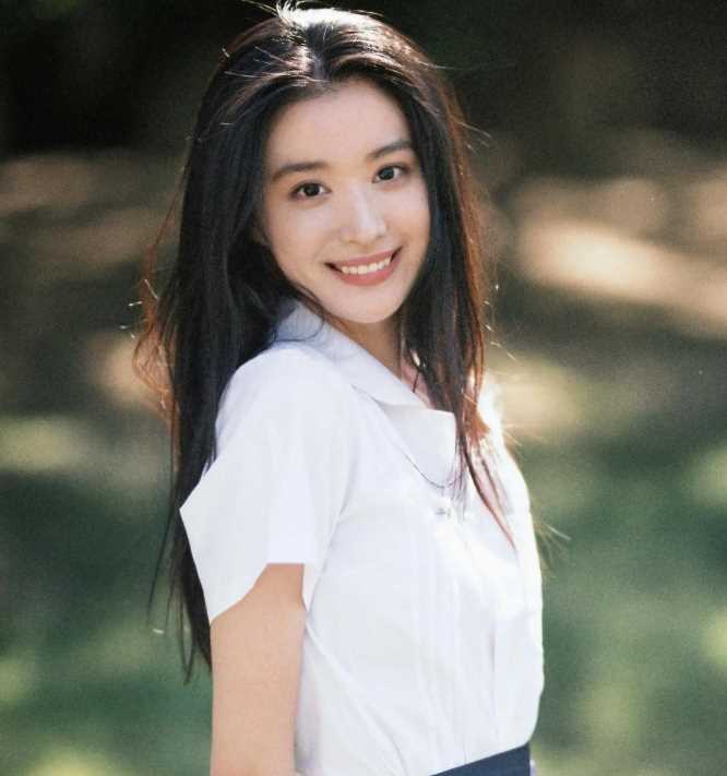 王楚然素颜坐飞机被审判 大明星秒变普女,网友直呼认不出
