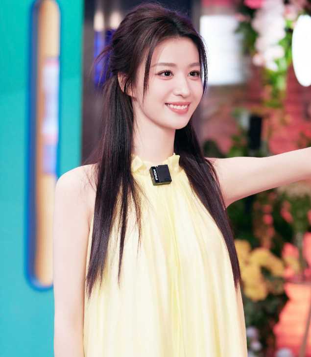 王楚然素颜坐飞机被审判 大明星秒变普女,网友直呼认不出