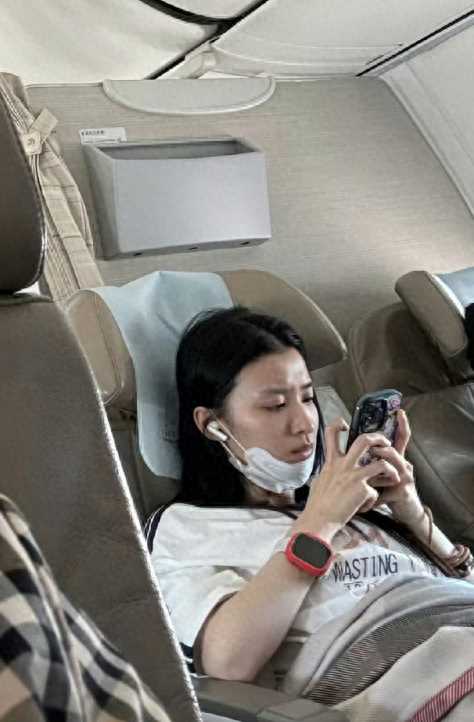 王楚然素颜坐飞机被审判 大明星秒变普女,网友直呼认不出