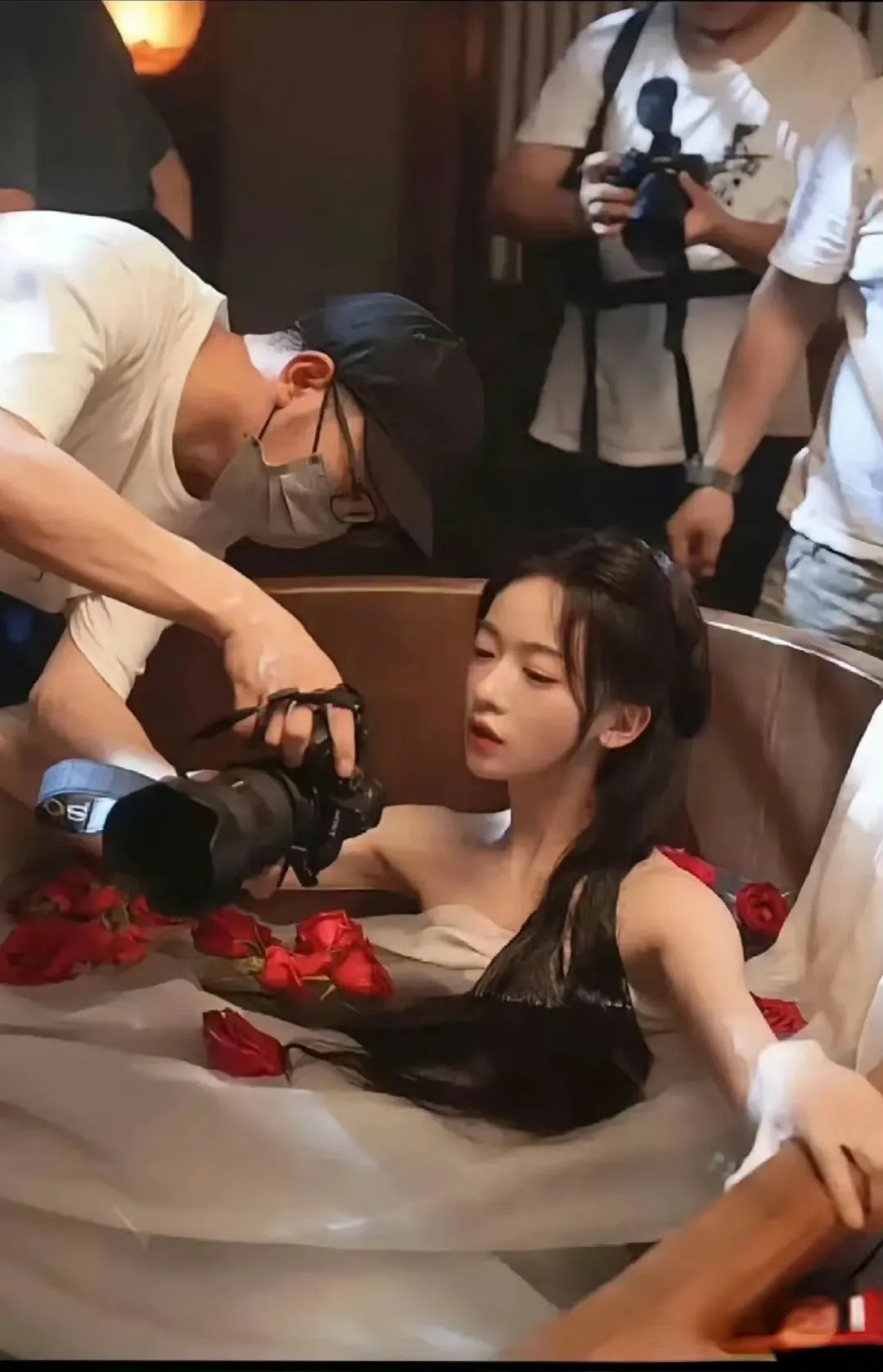 袁姗姗吴谨言沐浴镜头对比引热议 网友评论冰火两重天