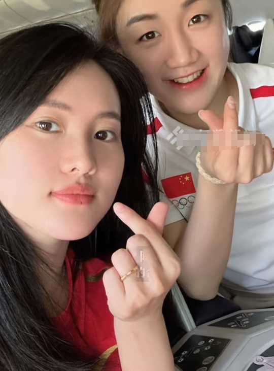 陈若琳羡慕陈梦睡眠质量 体坛两大美女同框比心好有爱