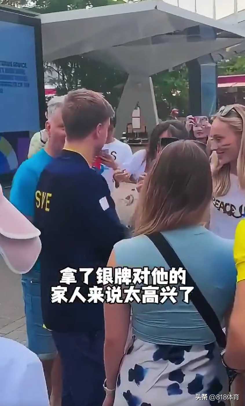 拿着两块银牌到处显摆的小莫 连约会都不忘摆拍,太骄傲了!