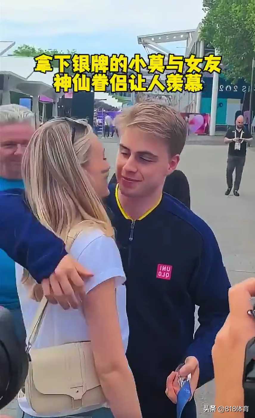 拿着两块银牌到处显摆的小莫 连约会都不忘摆拍,太骄傲了!