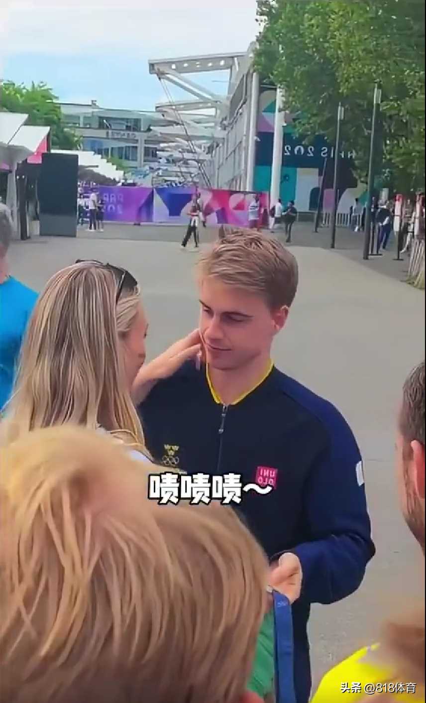 拿着两块银牌到处显摆的小莫 连约会都不忘摆拍,太骄傲了!