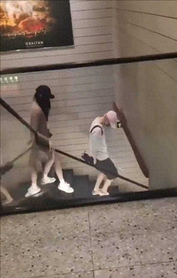鹿晗给关晓彤背包 这样的男朋友谁不想要啊!