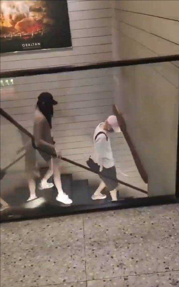 鹿晗给关晓彤背包 这样的男朋友谁不想要啊!