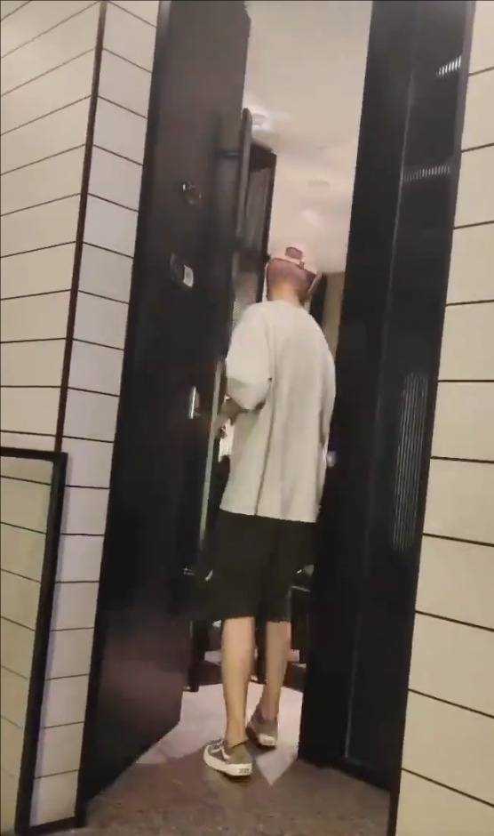 鹿晗给关晓彤背包 这样的男朋友谁不想要啊!