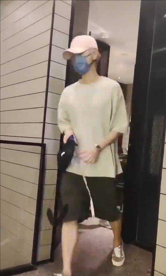 鹿晗给关晓彤背包 这样的男朋友谁不想要啊!