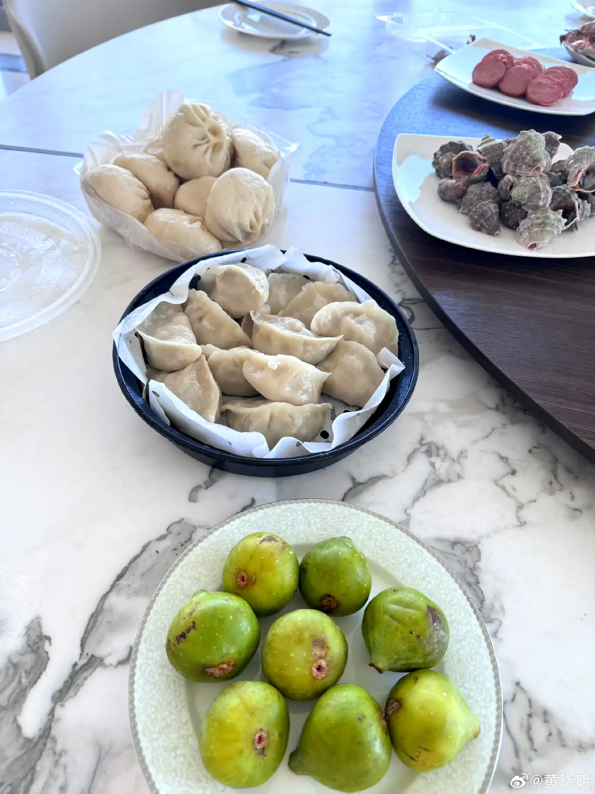 被黄晓明家的早餐惊呆了 满满一桌海鲜，太豪横了！