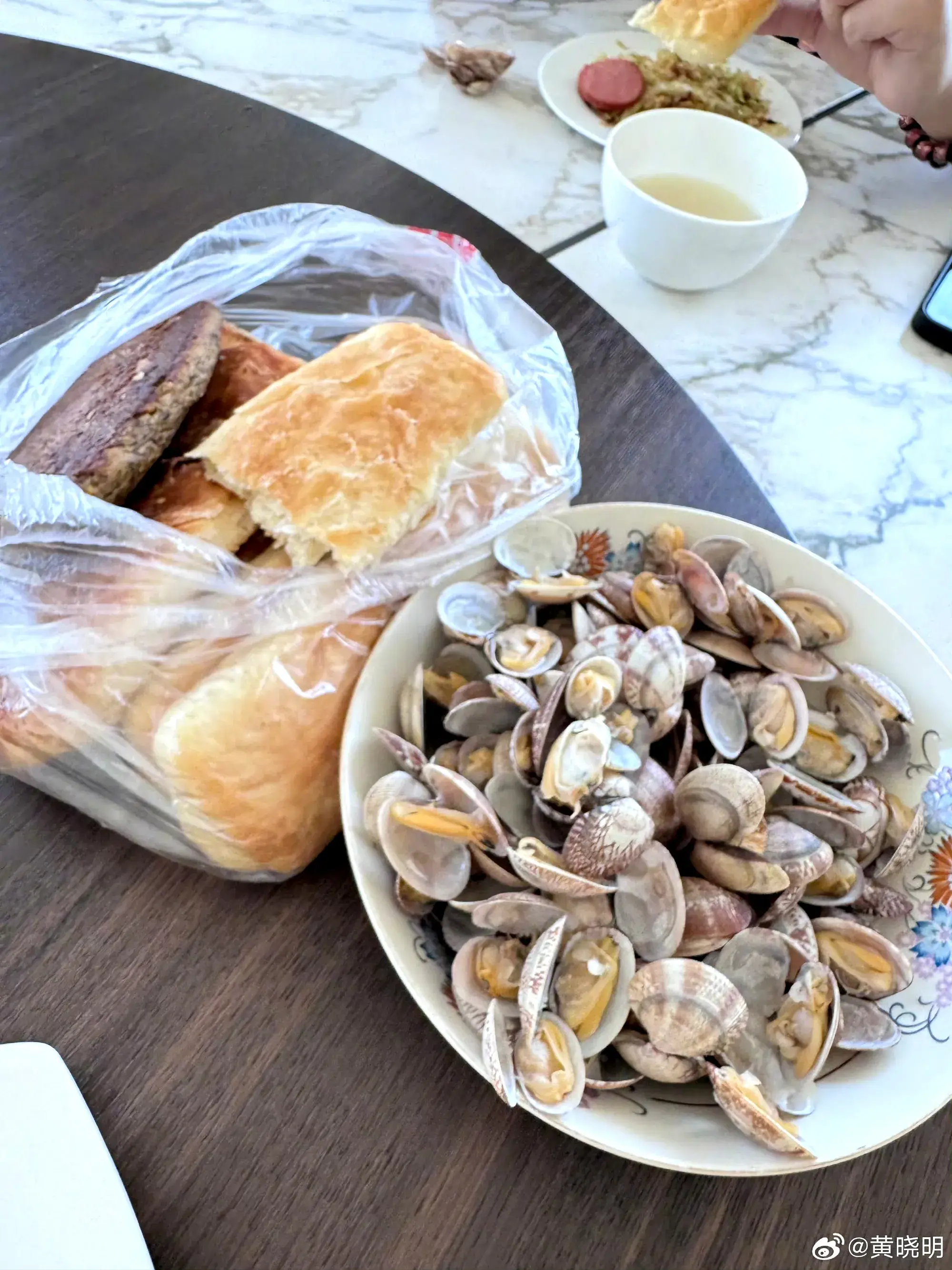 被黄晓明家的早餐惊呆了 满满一桌海鲜，太豪横了！
