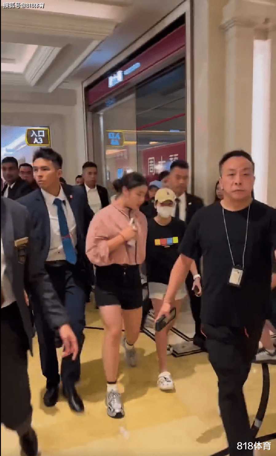 过分!全红婵被围堵躲女厕所 饭圈粉请适可而止吧!