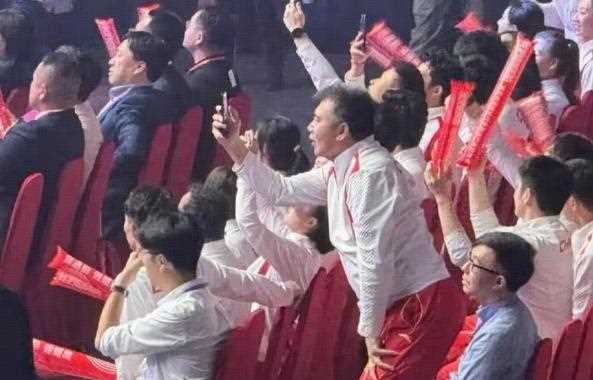 樊振东贴脸开大盛李豪 这友谊的小船,稳得一批!
