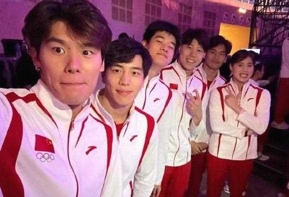 樊振东贴脸开大盛李豪 这友谊的小船,稳得一批!