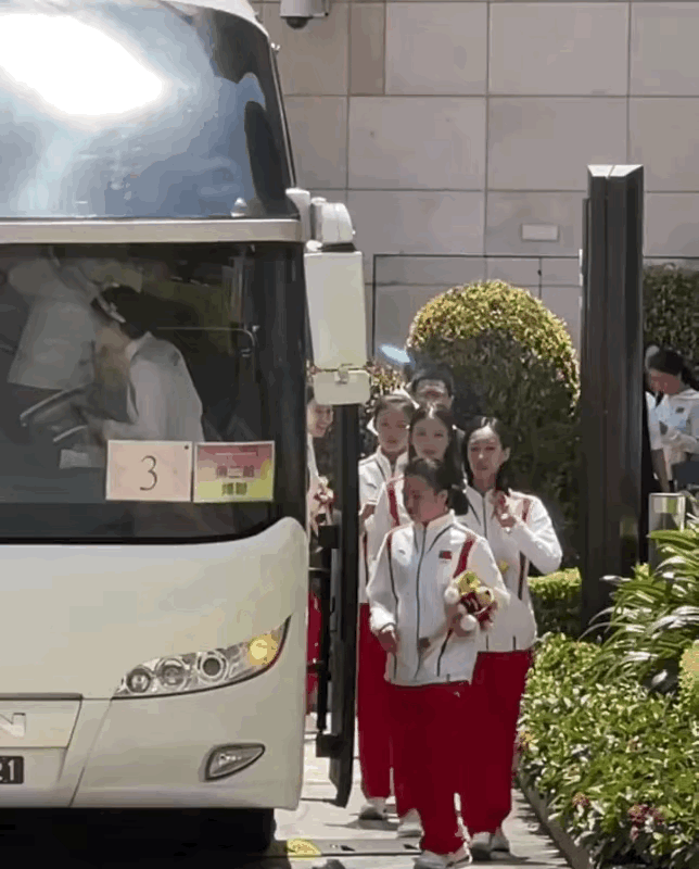 王楚钦挥手告别后发现上错车 一天一个洋相,大头的搞笑天赋藏不住了!