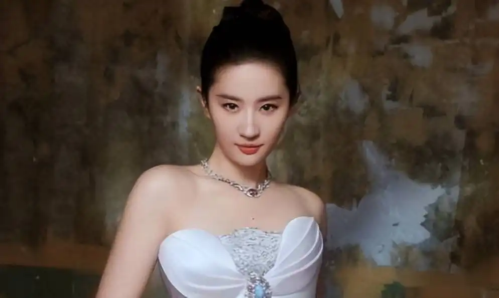 刘亦菲登上越南国家电视台 不亏是美貌与才华于一身的演员!