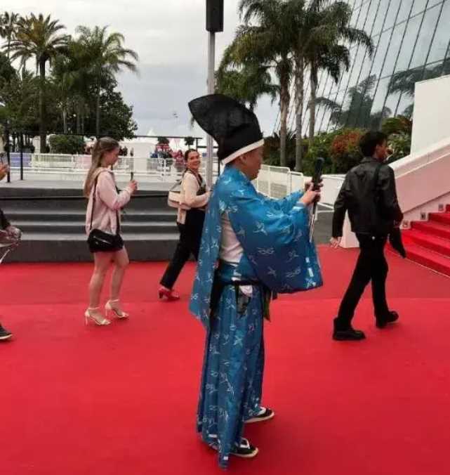 章子怡亮相小丑2红毯 优雅从容显尽显 风采