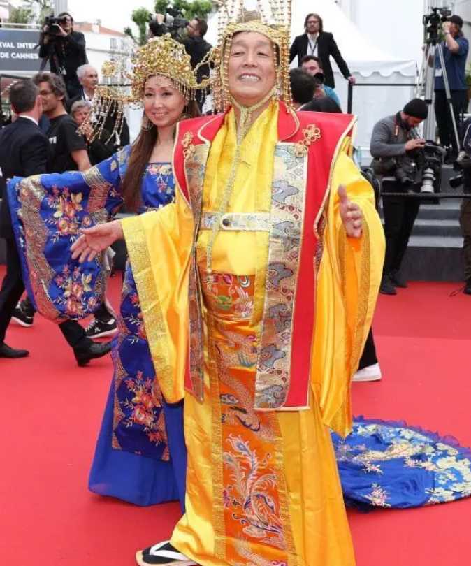 章子怡亮相小丑2红毯 优雅从容显尽显 风采