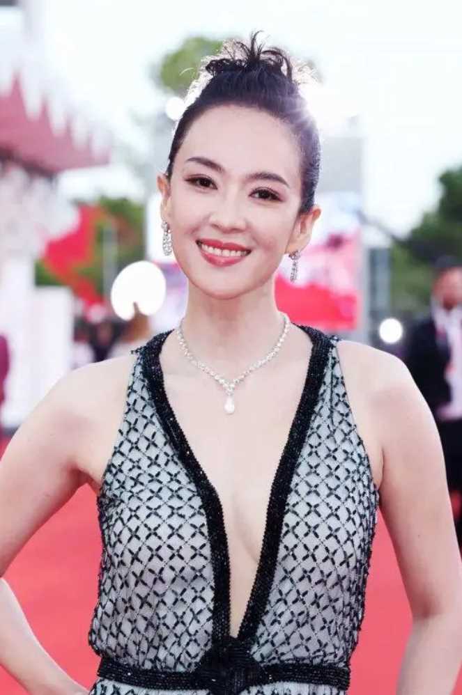章子怡亮相小丑2红毯 优雅从容显尽显 风采