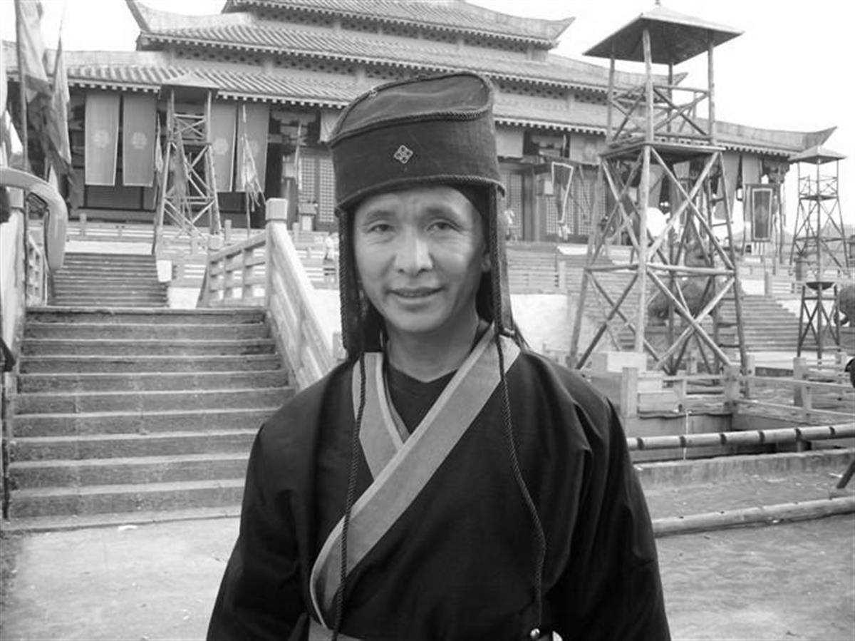 “横店龙套王”曾建在出租房去世，好友曝他没钱治病，横漂20年一贫如洗