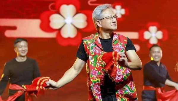 网友偶遇黄仁勋在美国海底捞甩面 低调与友人聚餐,未见保镖随行