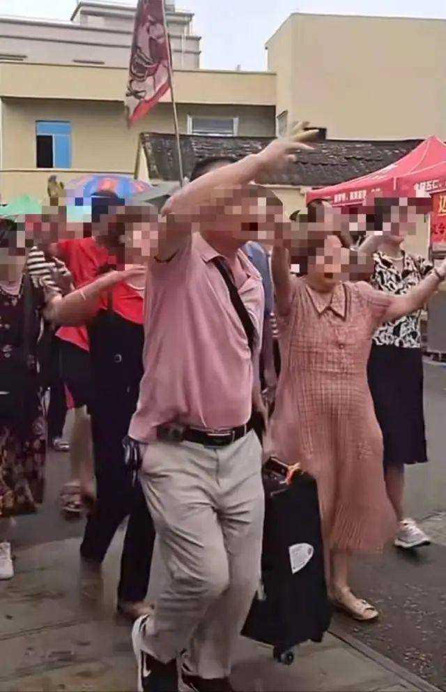 无人机在全红婵家上空拍摄毫无隐私 全红婵深夜阳台喊话