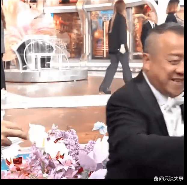大型纪录片《疯狂美诚月饼》 曾志伟看三只羊带货美诚月饼表情引关注