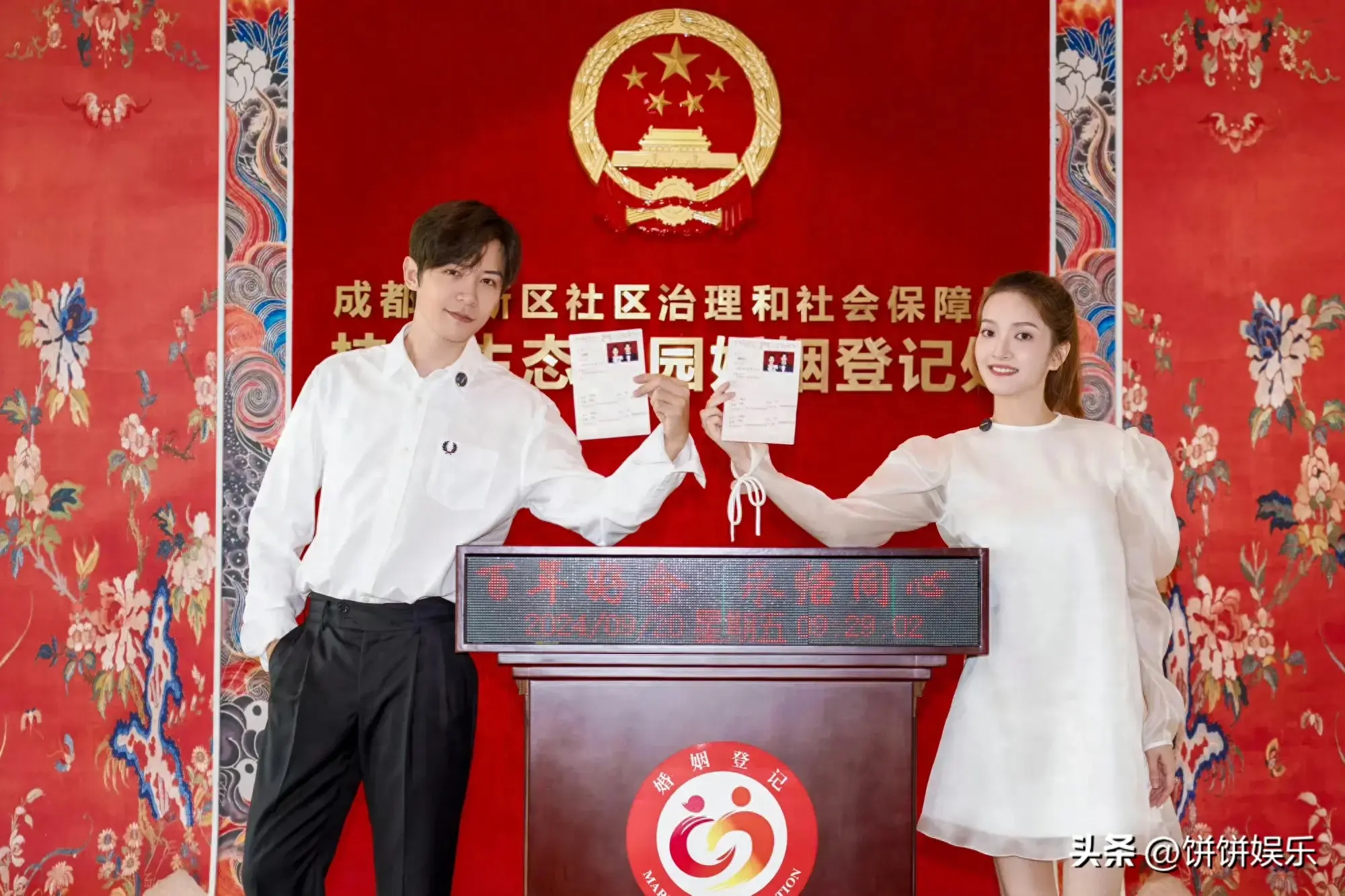 马雪阳谭咏雯官宣结婚！两人手举结婚证甜蜜亲吻 隔着屏幕都感觉到满满的甜蜜
