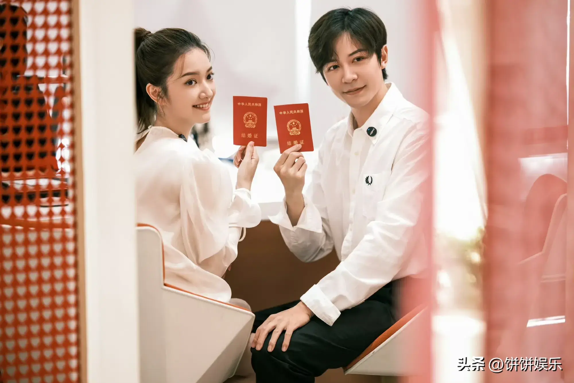 马雪阳谭咏雯官宣结婚！两人手举结婚证甜蜜亲吻 隔着屏幕都感觉到满满的甜蜜