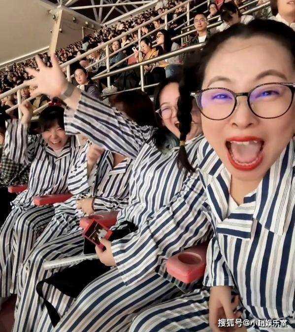 “显眼包”火热出圈!4女生穿精神病服看凤凰传奇演唱会