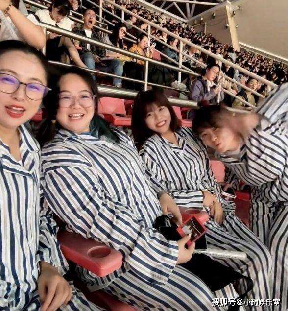 “显眼包”火热出圈!4女生穿精神病服看凤凰传奇演唱会