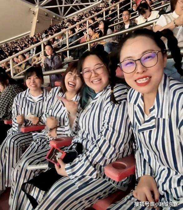 “显眼包”火热出圈!4女生穿精神病服看凤凰传奇演唱会