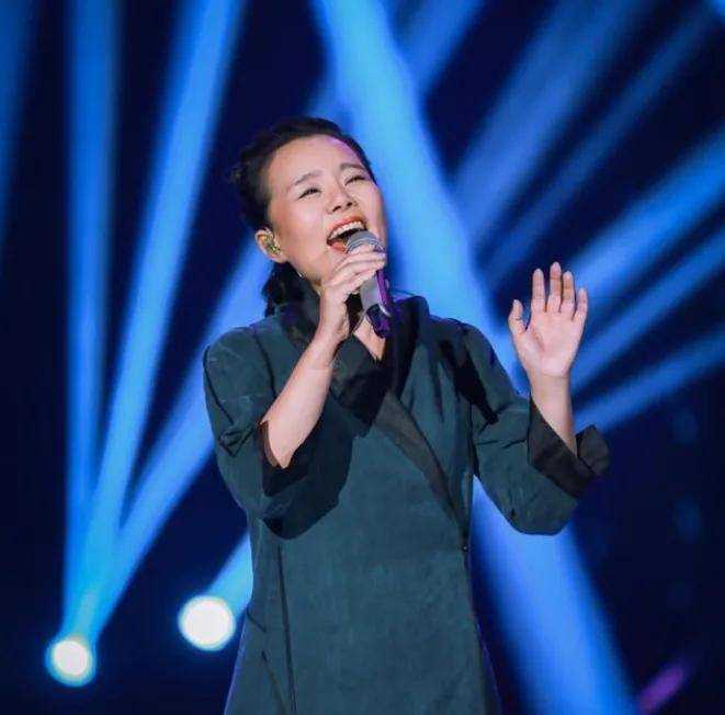 音乐伉俪缘尽?龚琳娜疑似官宣离婚 20年跨国婚姻画上句号