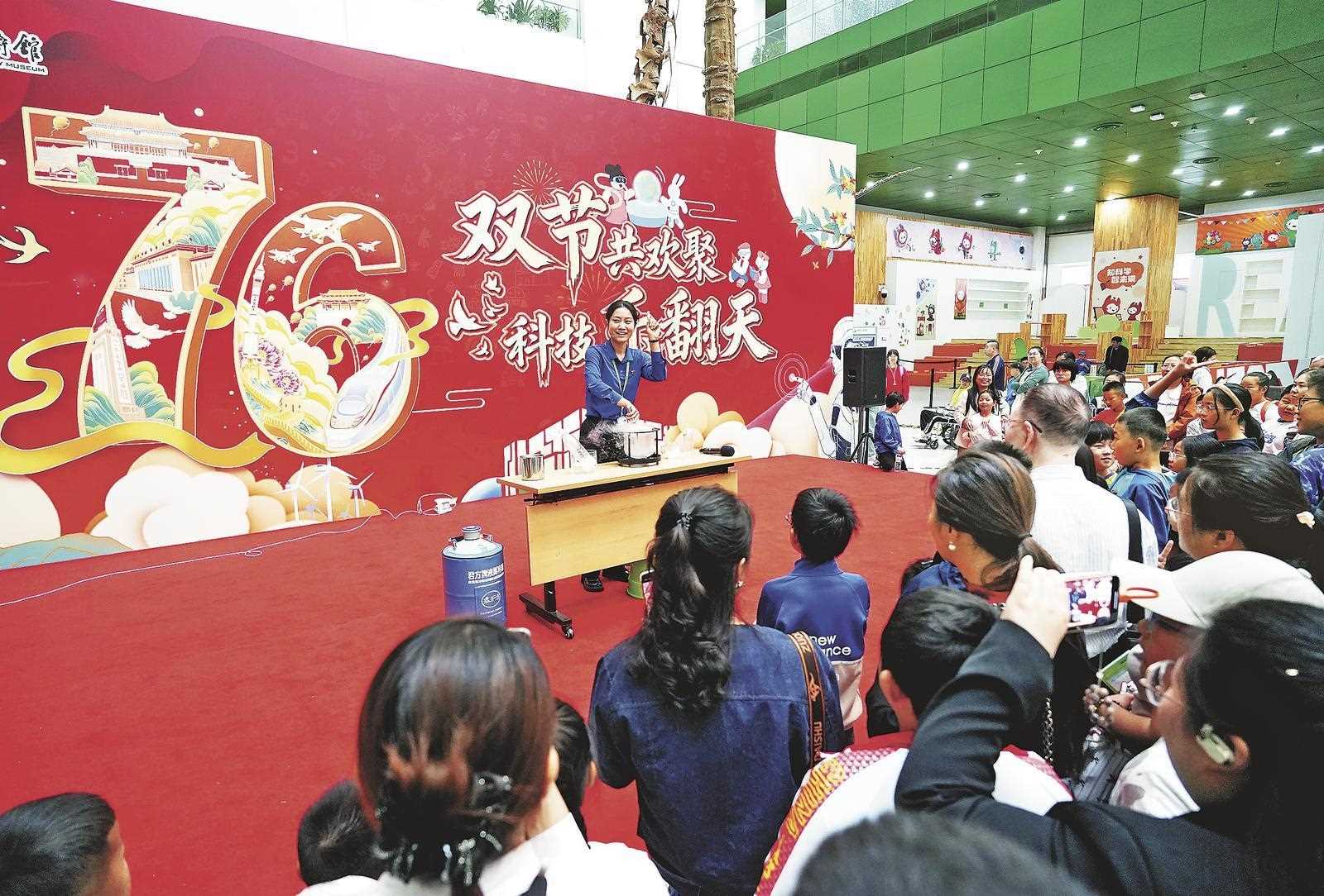 加入机器人舞群,体验VR考古,拥抱科幻IP……国庆假期,科技游解锁新玩法