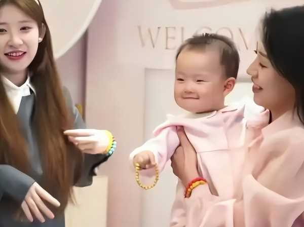 黄一鸣官宣恋情,男友出手大方不是富二代,难怪送女儿回老家