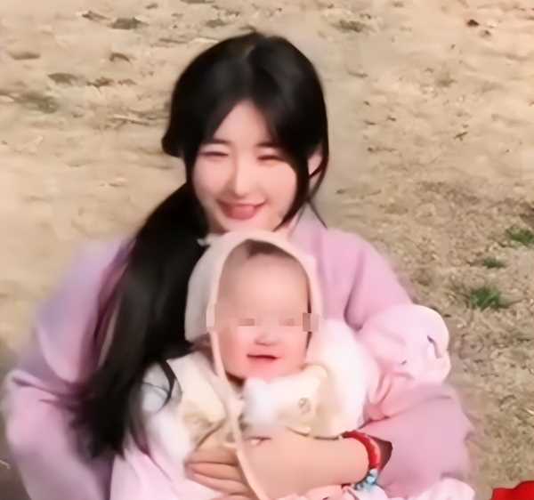 黄一鸣官宣恋情,男友出手大方不是富二代,难怪送女儿回老家