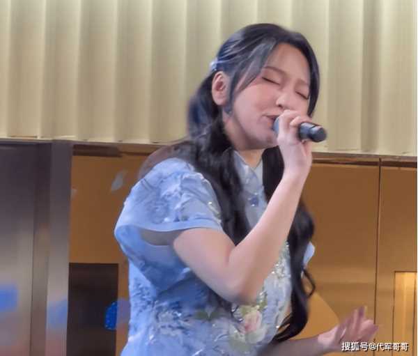 42岁歌手金莎近况曝光！婚礼现场演唱三首歌曲，宾客只顾吃席没人搭理