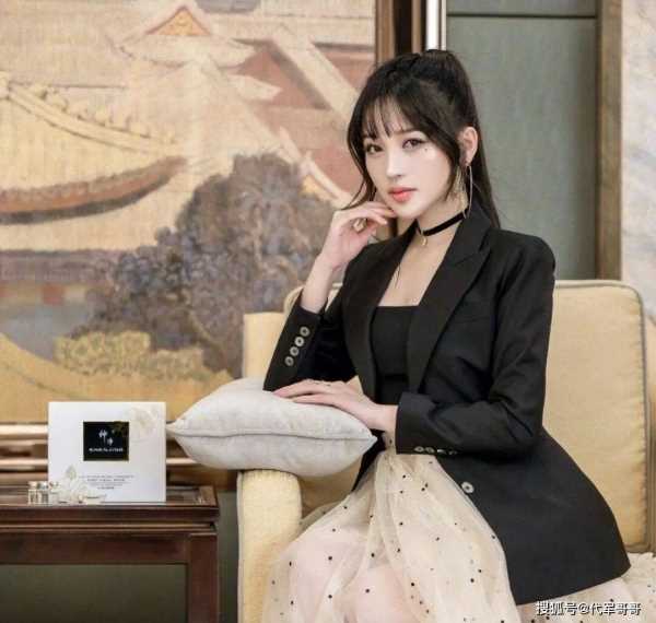 42岁歌手金莎近况曝光！婚礼现场演唱三首歌曲，宾客只顾吃席没人搭理